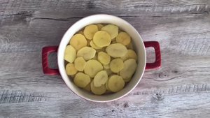 КАК ПРИГОТОВИТЬ ГОВЯДИНУ С КАРТОШКОЙ ПОМИДОРАМИ И СЫРОМ В ДУХОВКЕ? Вкусное мясо с овощами на ужин