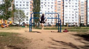 Танец двух девочек.