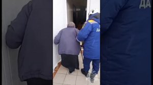 Спасатели МЧС Дагестана расчистили проход к дому от снега и помогли женщине