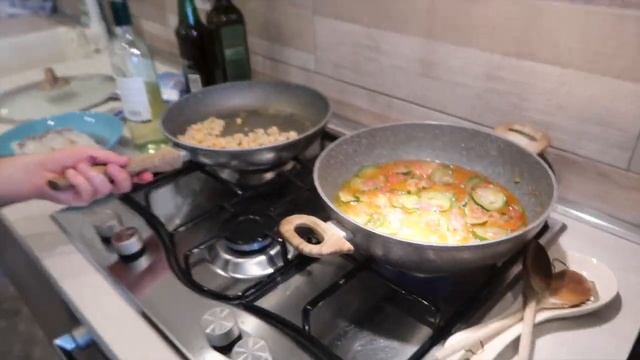 ИТАЛЬЯНЕЦ готовит пасту с цуккини и креветками | ОСТОРОЖНО: очень вкусно! смотреть онлайн