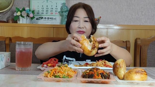 REAL MUKBANG ?ЖАРЕНЫЙ ЛАГМАН(КОВУРМА ЛАГМОН), САМСА С МЯСОМ, КВАШЕНЫЕ БАКЛАЖАНЫ ПО КОРЕЙСКИ.