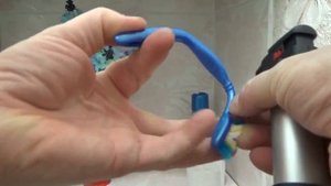 Крючок для сумок из старой зубной щётки.