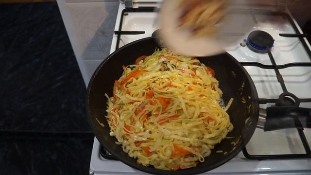 Жареная капуста с лапшой и яйцом - пошаговый рецепт