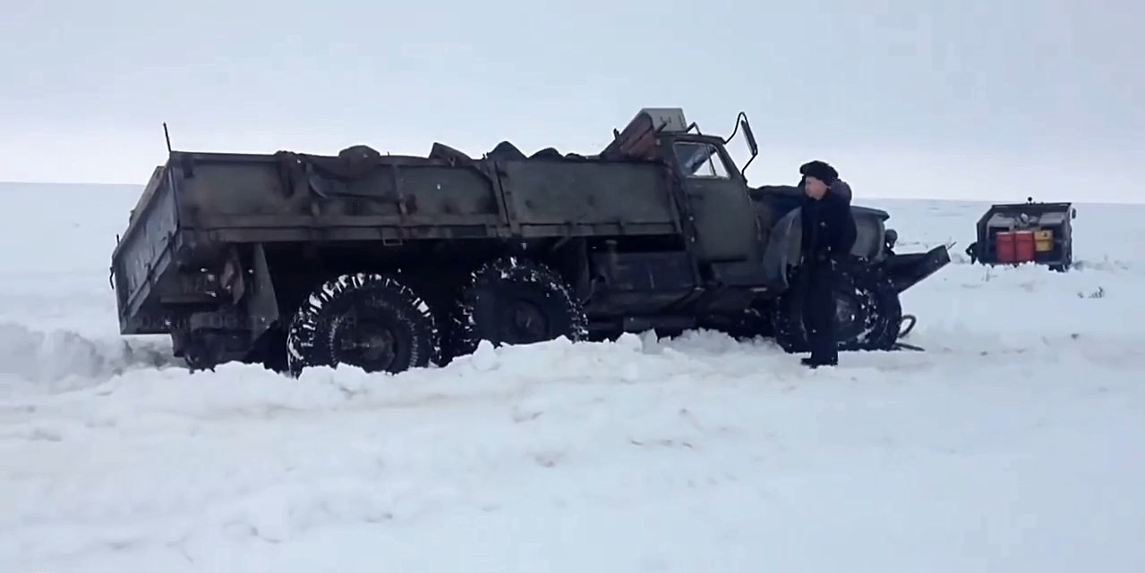 Эти водители грузовиков не бояться работать в таких тяжёлых условиях Бездорожьях на севере России.