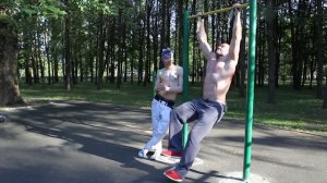 Как накачать пресс на турнике. Тренировки в домашних и уличных условиях
