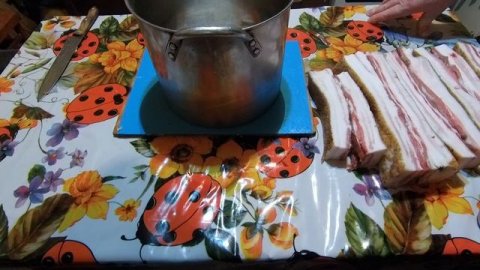 Как замочить сало для копчения.Засолка и копчение сала , грудинки