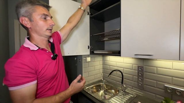 Маленькая прямая кухня из эмали с неровными стенами. #кухниназаказ #кухни