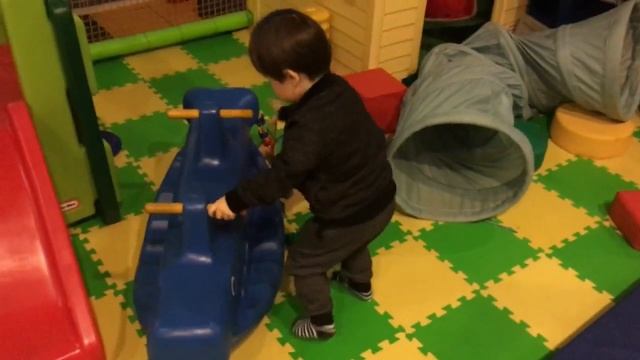 Парк аттракционов, гонки на машине и мотоцикле, стреляем из воздушной пушки смотреть онлайн