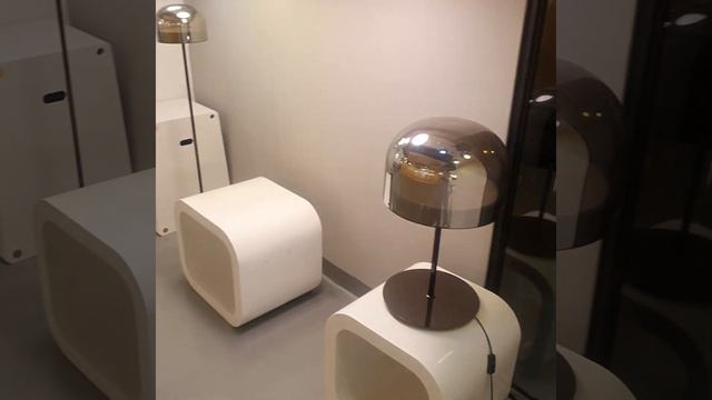 Коллекция стеклянных светильников в шоуруме смотреть онлайн