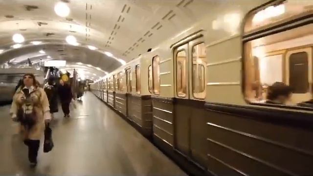 Москва. Ретропоезд на станции «Библиотека им. Ленина». 10 июня 2023