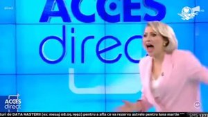 Mujer desnuda irrumpe en noticiario y ataca con un ladrillo a conductora en Rumania