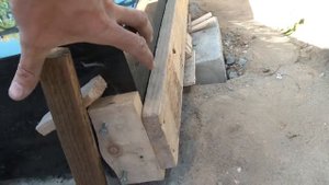 Укладка боковой гранитной плитки на опалубку под памятник в Брянске 89532733375