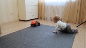 Марк с папой играют машинкой на радиоуправлении РУ. Дрифт машины. Распаковка машинки.