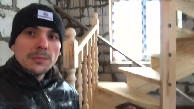 Предварительная сборка деревянной лестницы на 180 в цеху.