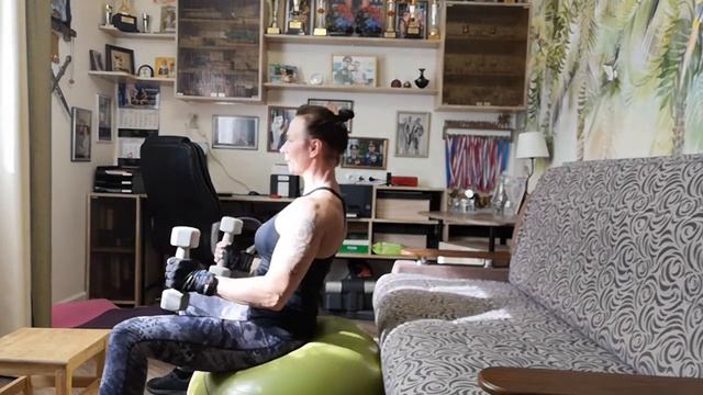 Разведение рук с гантелями на мышцы груди. смотреть онлайн