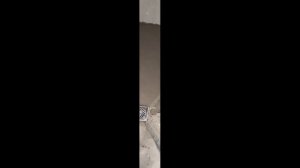 стяжка пола под уклоном по маякам. пол в душевой в бане.