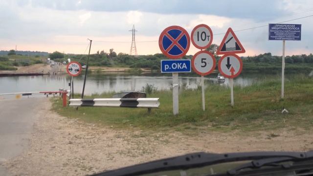Разводят понтонный мост на оке