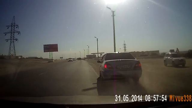 В Актау автомобиль врезался в опору рекламной конструкции смотреть онлайн