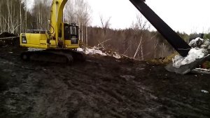 KOMATSU роняет подножник опоры ЛЭП весом 7,5 тонн