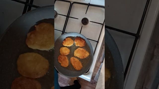 #оладьистыквой #учимсяиделаем #оладьинакефире Оладьи на кефире с тыквой. В память отца.