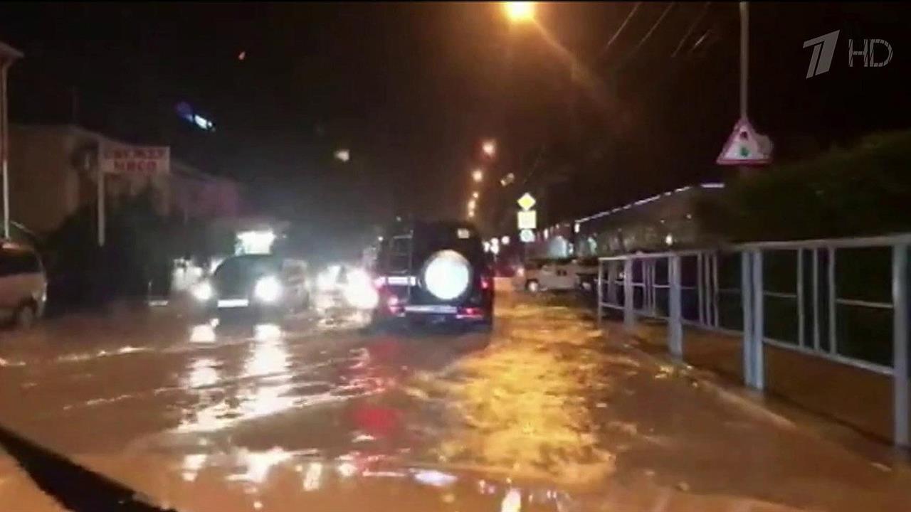 "Залповый" ливень обрушился сразу на несколько районов Сочи