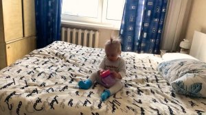Папа делает прическу дочке. Остались дома с Амелией /dad does his daughter's hairstyle /Amelia