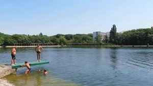 Озеро в Железноводске в разгар летнего сезона