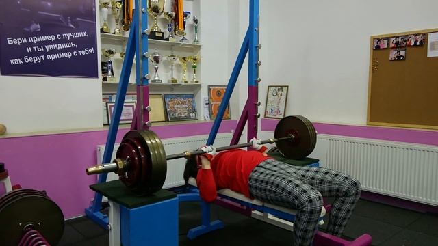 Анжелина Романович - жим лежа 95 кг на три раза. смотреть онлайн