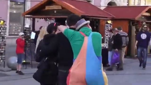 Pepe - street clown in Poland. Уличный клоун в Польше. смотреть онлайн