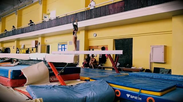 спортивная гимнастика сальто назад (бревно)