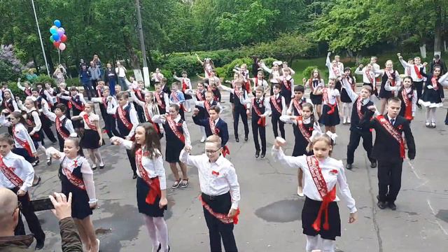 Флешмоб. Выпускники началки!десятая школа. Жуковский)))