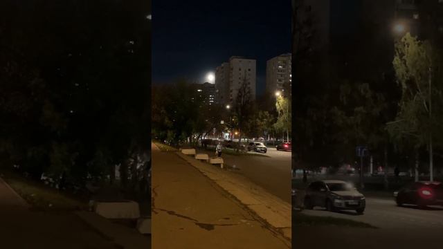 Огромная Луна над Воронежской улицей, г. Москва, 10.10.2022