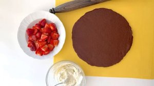 Шоколадная галета с клубникой и творожным сыром