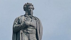 ПРИЕЗЖАЯ СЕМЬЯ ФОТОГРАФИРУЕТСЯ У ПАМЯТНИКА ПУШКИНУ