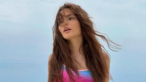 Валя Карнавал натянула тонкую блузку на свои «сочные дыньки» до треска: упругая грудь во всей красе