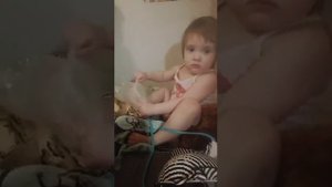 Девочка одевает мамин купальник...