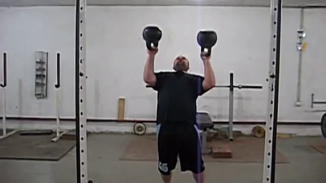Жим гирь 33кг+32кг×8 вверх дном длинным циклом.Double BUP kettlebells смотреть онлайн