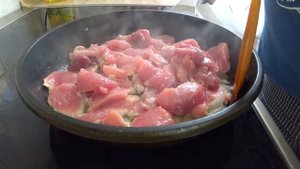 Как вкусно пожарить мясо. Мясо на сковороде пошаговый рецепт. Шашлык на сковороде . ВКУСНЯТИНА .