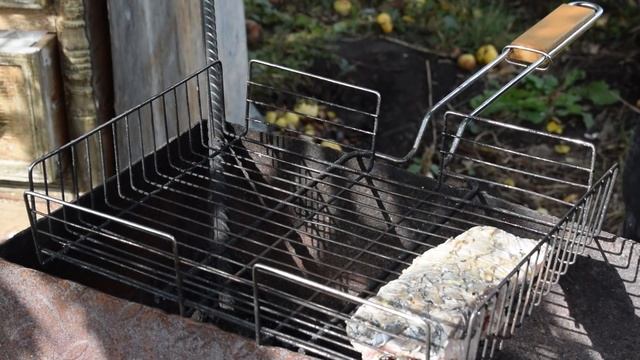 Стейки сазана на решетке, на мангале