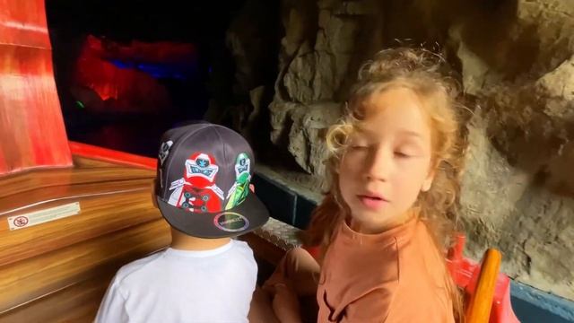 В гостях у СВИНКИ ПЕППЫ в парке развлечений | ВЛОГ смотреть онлайн