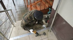 Установка противоскользящих накладок на ступени