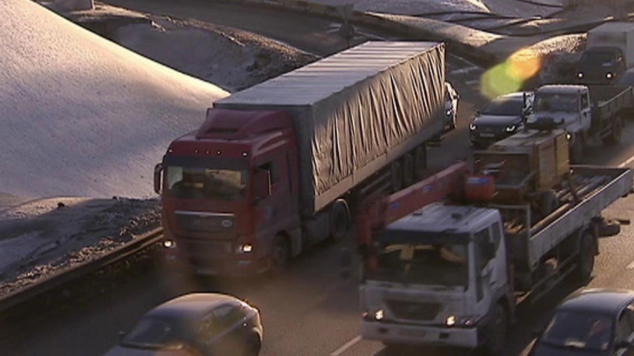 Грузовикам на ближайшие несколько дней запрещен транзит по Московской кольцевой автодороге