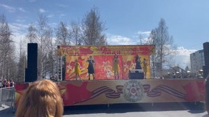 Девчонка поёт для солдат