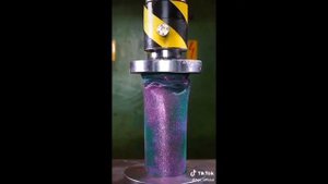 Разные предметы под гидравлическим прессом.