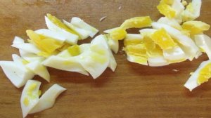 Закусочный салат из яиц, соленых огурцов и редиса