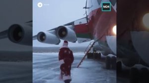 Белорусов поздравили Деды Морозы на танках и вертолётах – Москва 24