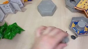 Обзор игрушки сюрприза Ready 2 robot, ready to robot. Робот из нескольких частей в большой колбе.
