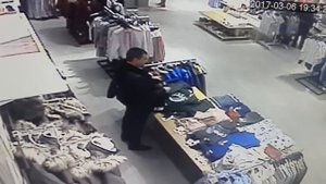 Мужчина справил нужду на продаваемый товар