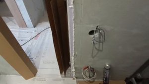 Двери скрытого монтажа , отделка со стороны ванной.