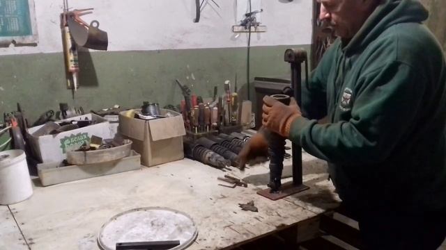 Самый простой способ разборки мото амортизаторов.